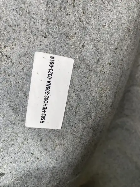 Artikelbild 3 des Artikels “Kopf eines Pferdes aus Riverstone, nach unten blickend. 205cm Höhe. “